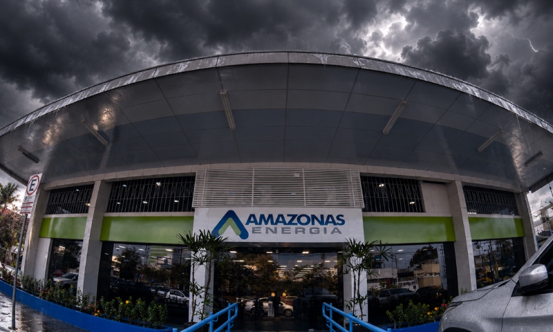 Descoberta surpreendente: passageira encontra absorvente preso dentro de capacete de moto através de app em Manaus